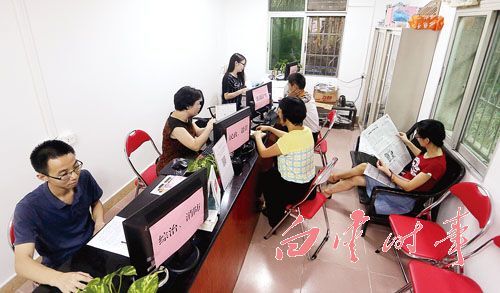 中医药大学社区对居委办公楼进行改造,并增设了一站式业务办理窗口,居民办理业务不用再来回跑。石建华 摄