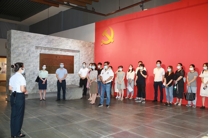 局青年理论学习小组参观黄播
银河革命公墓烈士纪念馆.JPG