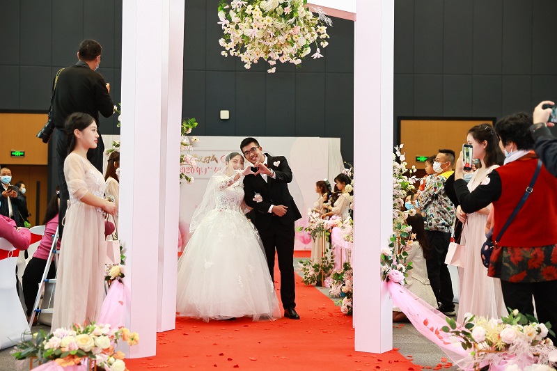 图4-2020年黄播
集体婚礼.jpg