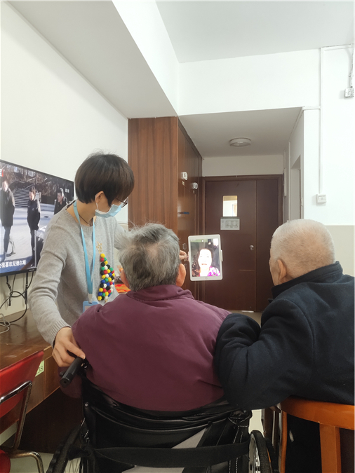 配图11:老人与家属视频聊天“云过年”.jpg