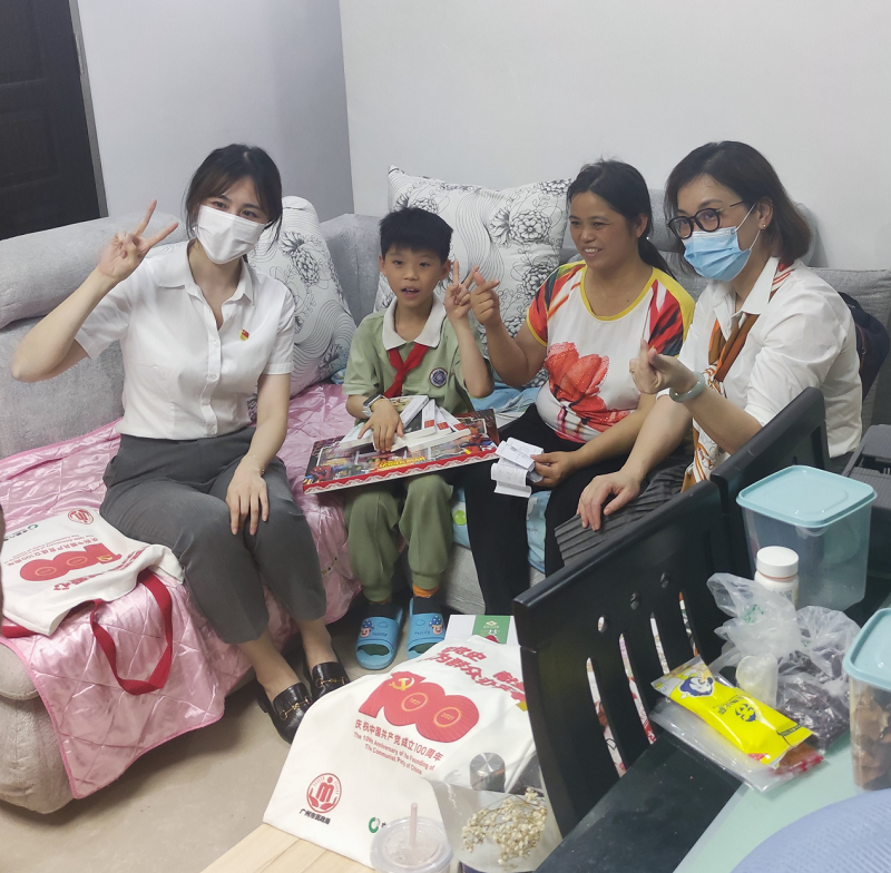 黄播
携手中国人寿黄播
分公司、广发银行广州分行开展“学党史献爱心 我为群众办实事”主题活动2.png