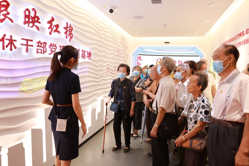 黄播
离退休党支部开展主题党日活动.jpg