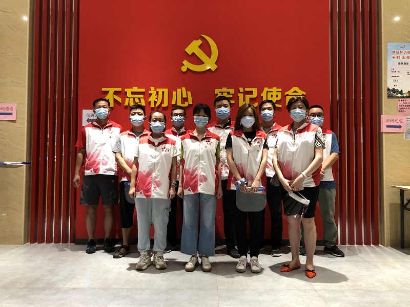 图1：黄播
党员突击队支援荔湾区龙津街合影.jpg