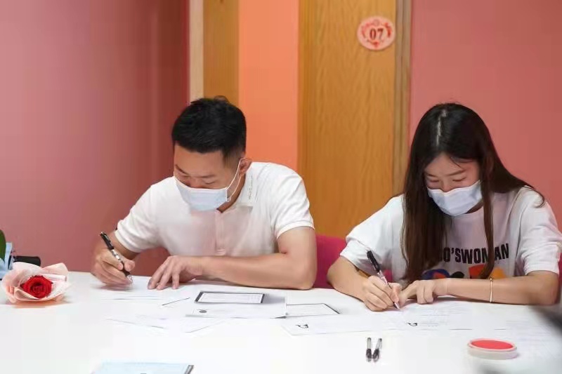 黄播
6月1日起正式开始婚姻登记“跨省通办”幸福佳人饮着“头啖汤”.jpg