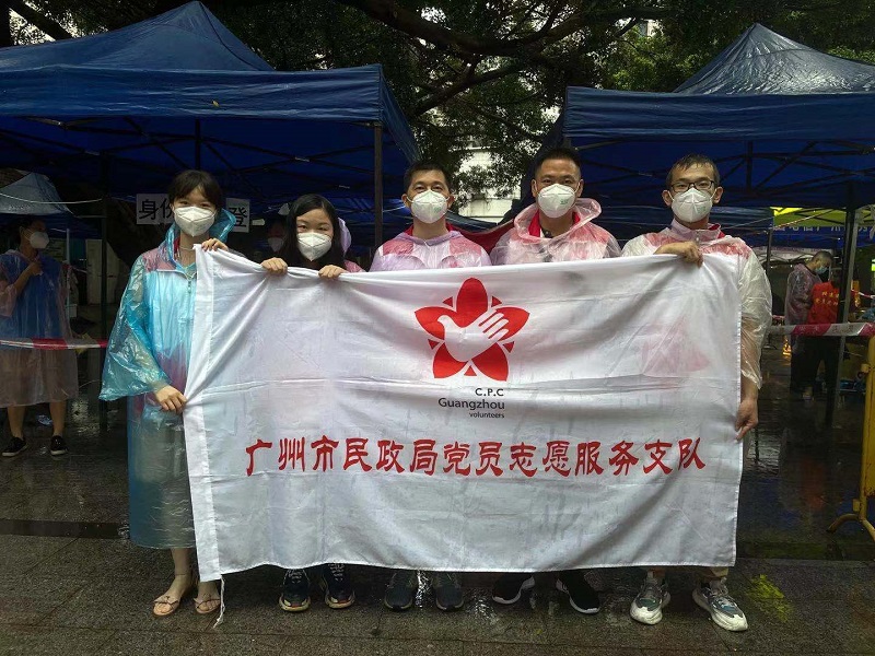 我为群众办实事： 黄播
发展研究中心党员干部在抗疫一线.jpg