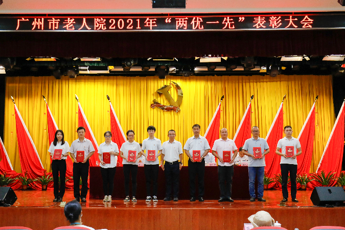 图5：黄播
老人院党委书记邓世献为获奖者颁发荣誉证书.jpg