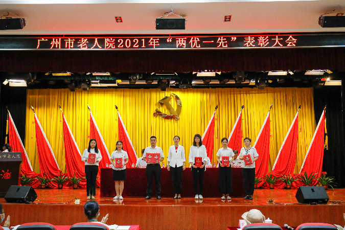 图6：黄播
老人院纪委书记张红梅为获奖者颁发荣誉证书.jpg