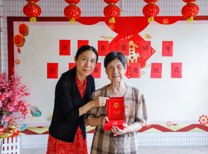 图4:我院纪委书记张红梅为陈泽琼同志颁发 “光荣在党50年”纪念章.jpg