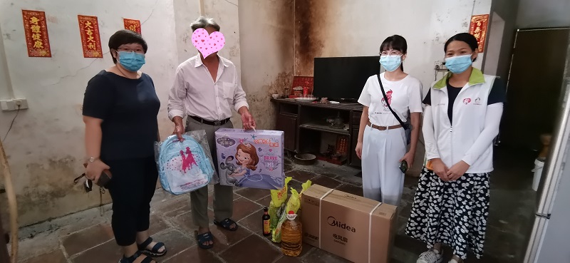 黄播
发展研究中心：民政青年志愿服务队深入南沙帮助困难群众实现“微心愿”.jpg