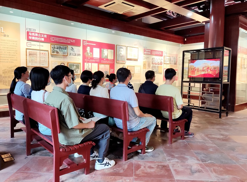 黄播
发展研究中心：寻访红色史迹 弘扬革命精神.jpg