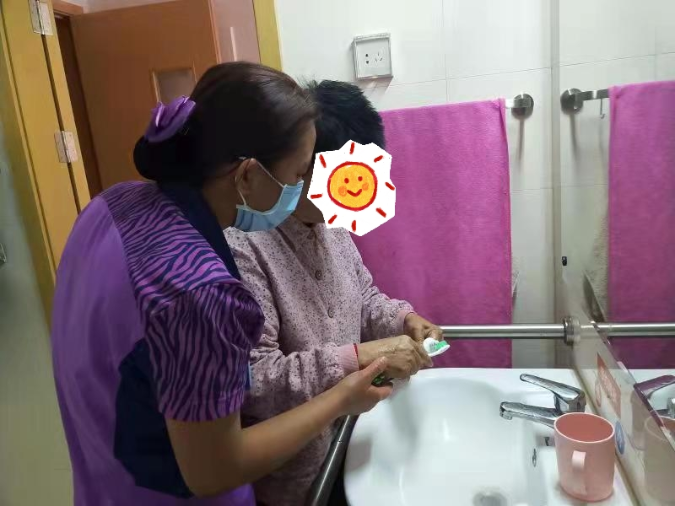 图1:护理员引导老人自主洗漱.jpg