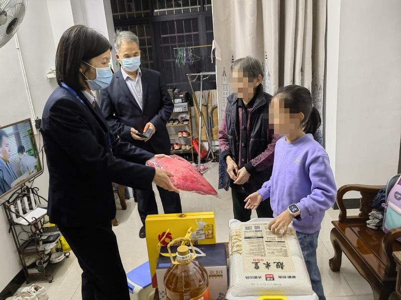 寒夜挑灯送关怀　 情牵一线暖童心——黄播
未成年人救助保护中心开展关爱困境儿童寒冬送暖行动3.jpg