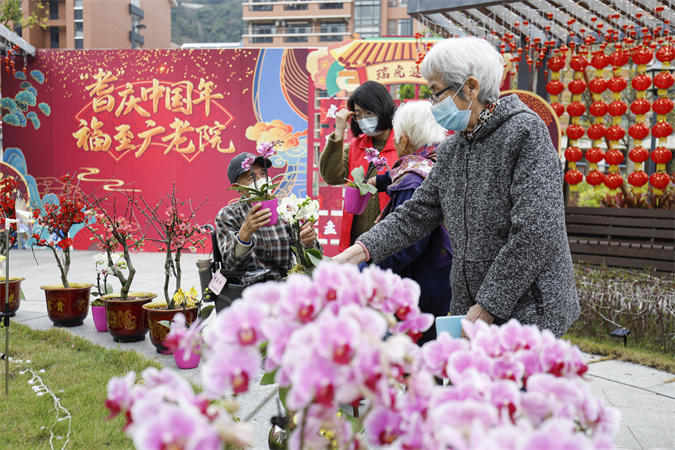 图1:慈善花市姹紫嫣红,老人穿梭其中精心挑选.jpg