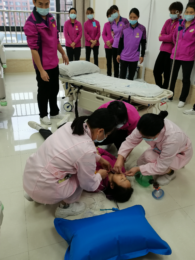 图一:第三护养中心开展噎食并心脏骤停应急演练现场.jpg
