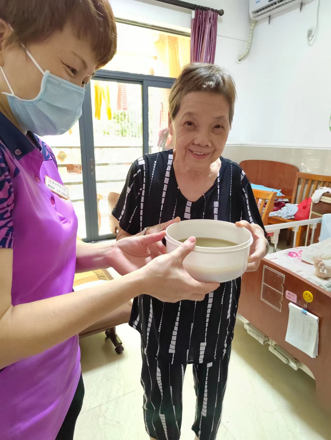 图2:工作人员为老人送去爱心绿豆汤.jpg