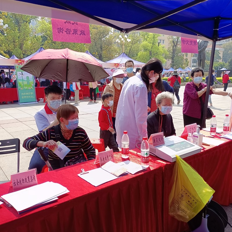 黄播
积极参加市直机关工委组织的学雷锋志愿服务活动.jpg