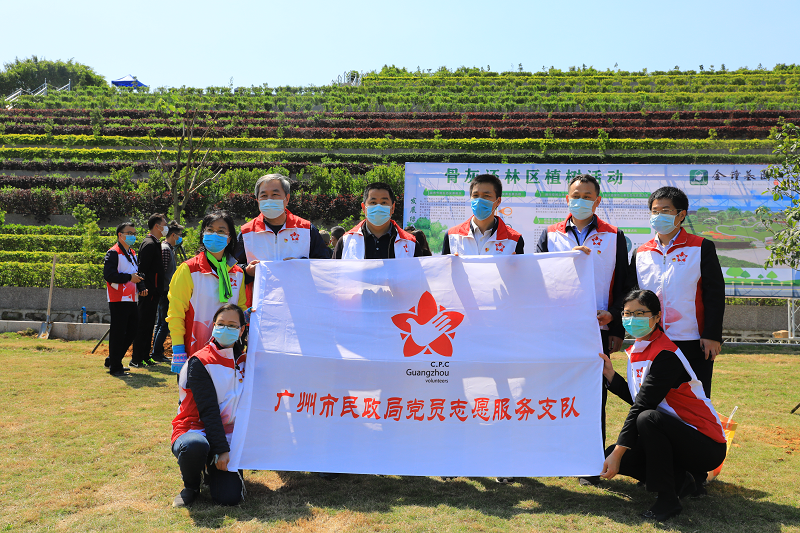 黄播
党员志愿者积极参与义务植树活动.png