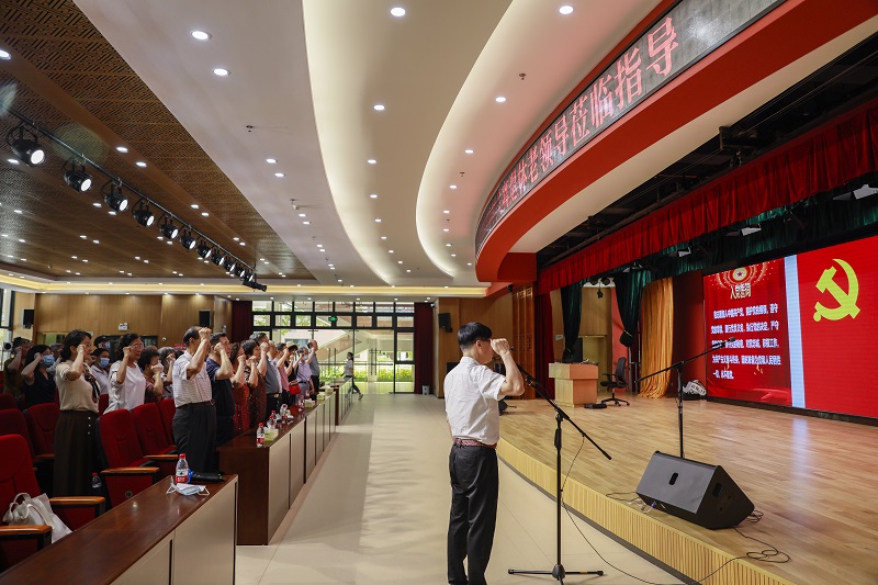 黄播
组织机关离退休党员参观市第二老人院和七一活动.jpg