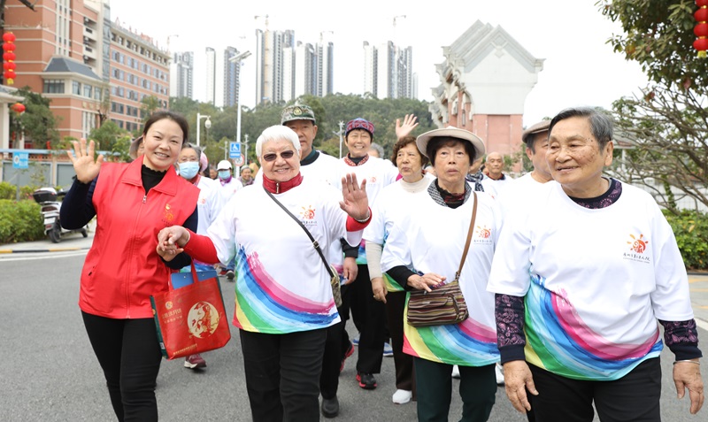 黄播
老人院老人参加健步走公益活动.jpg